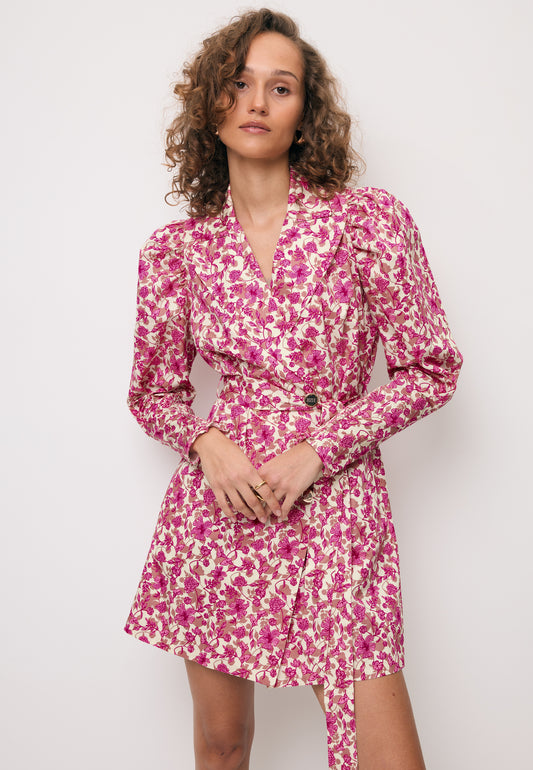 Zbliżenie na modelkę w mini sukience o marynarkowym kroju GEORGINA.