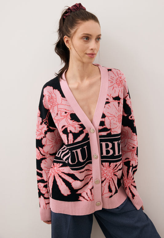 Modelka patrząca w bok ubrana w kardigan HYLES w autorski print.