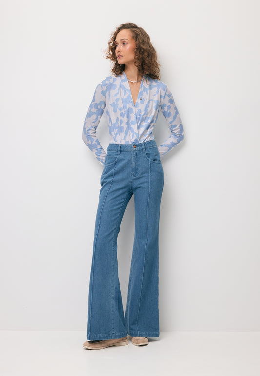 Modelka w kopertowym body w kwiatowy print LOMMA.