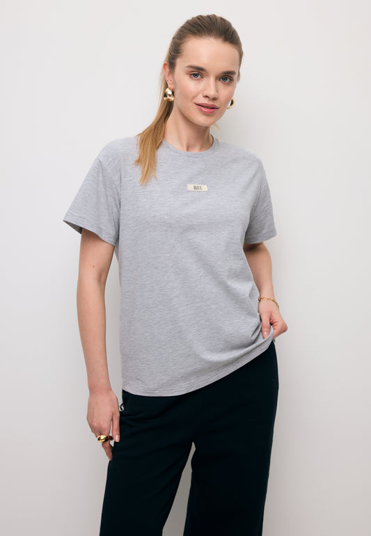 Modelka w szarym, bawełnianym T-shircie TISHALLE.