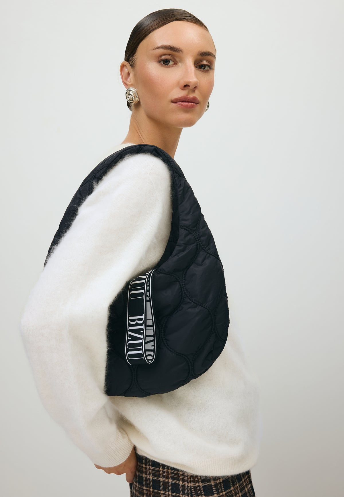 Czarna pikowana torba hobo ARINI