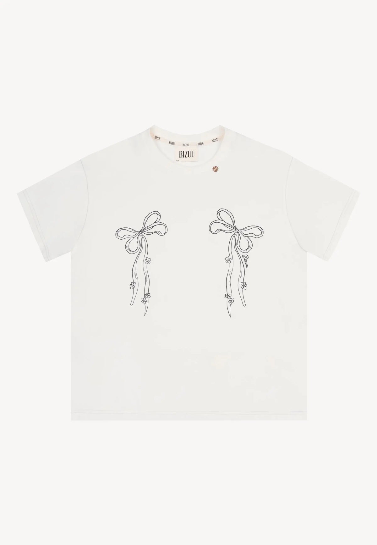 Przód kremowego T-shirtu BOW z narysowanymi kokardkami i złotym medalikiem przy szyi.