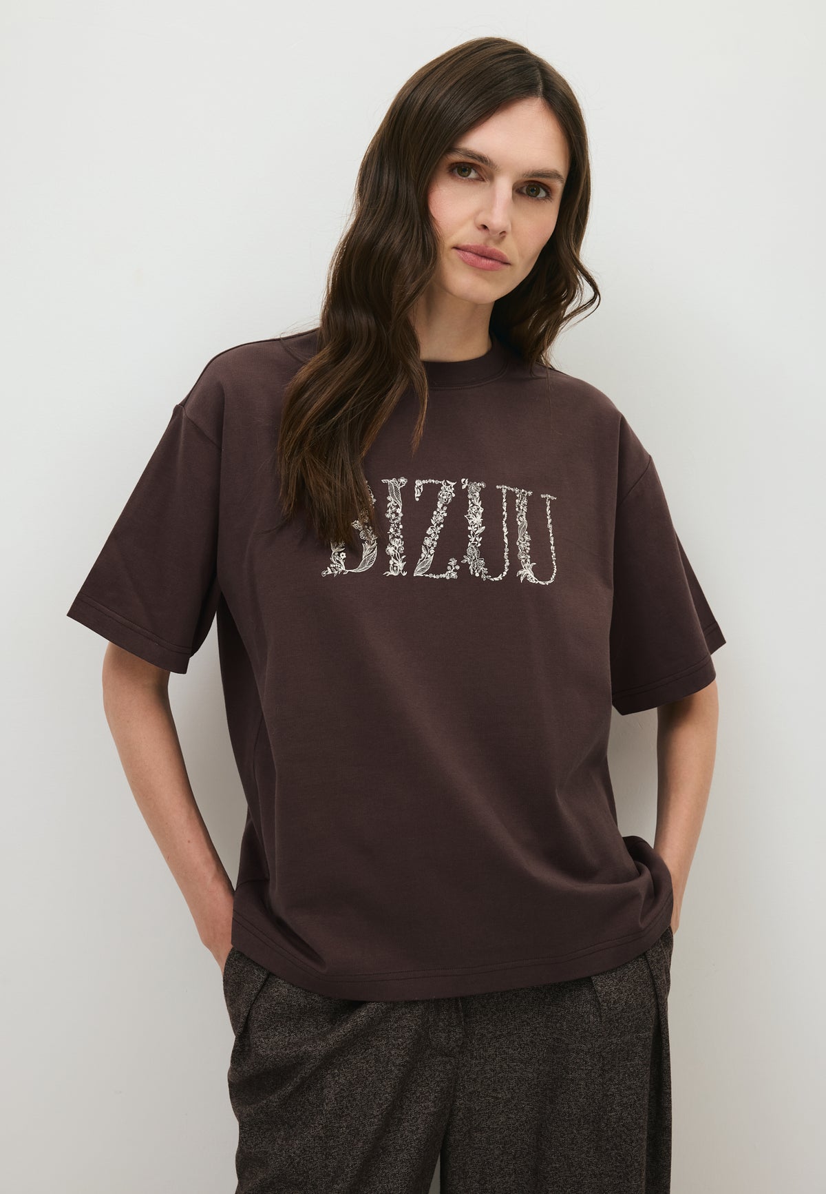 Brązowy T-shirt z logo JONI