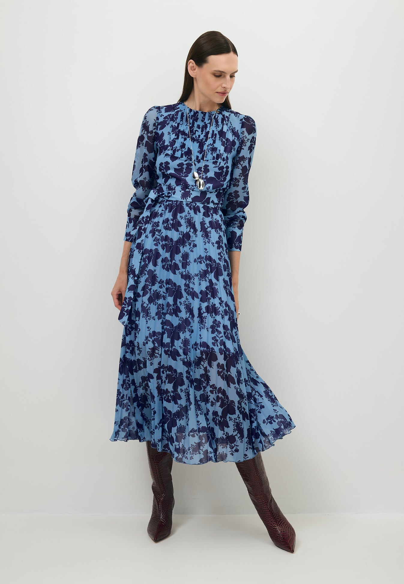 Niebieska sukienka midi NILA w kwiatowy print