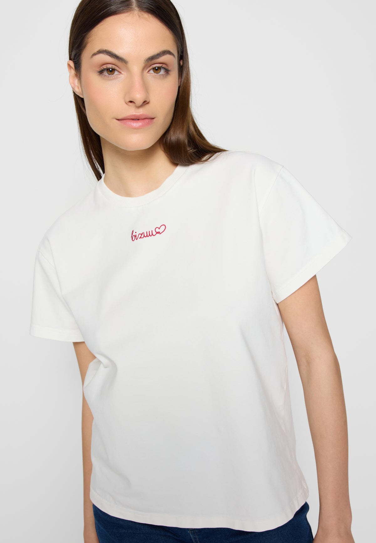Kremowy t-shirt z haftem bizuu SEYA