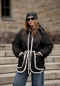 Czarna pikowana kurtka oversize THULIN