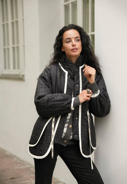 Czarna pikowana kurtka oversize THULIN