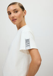 Kremowy t-shirt z logo na rękawie TISHAM