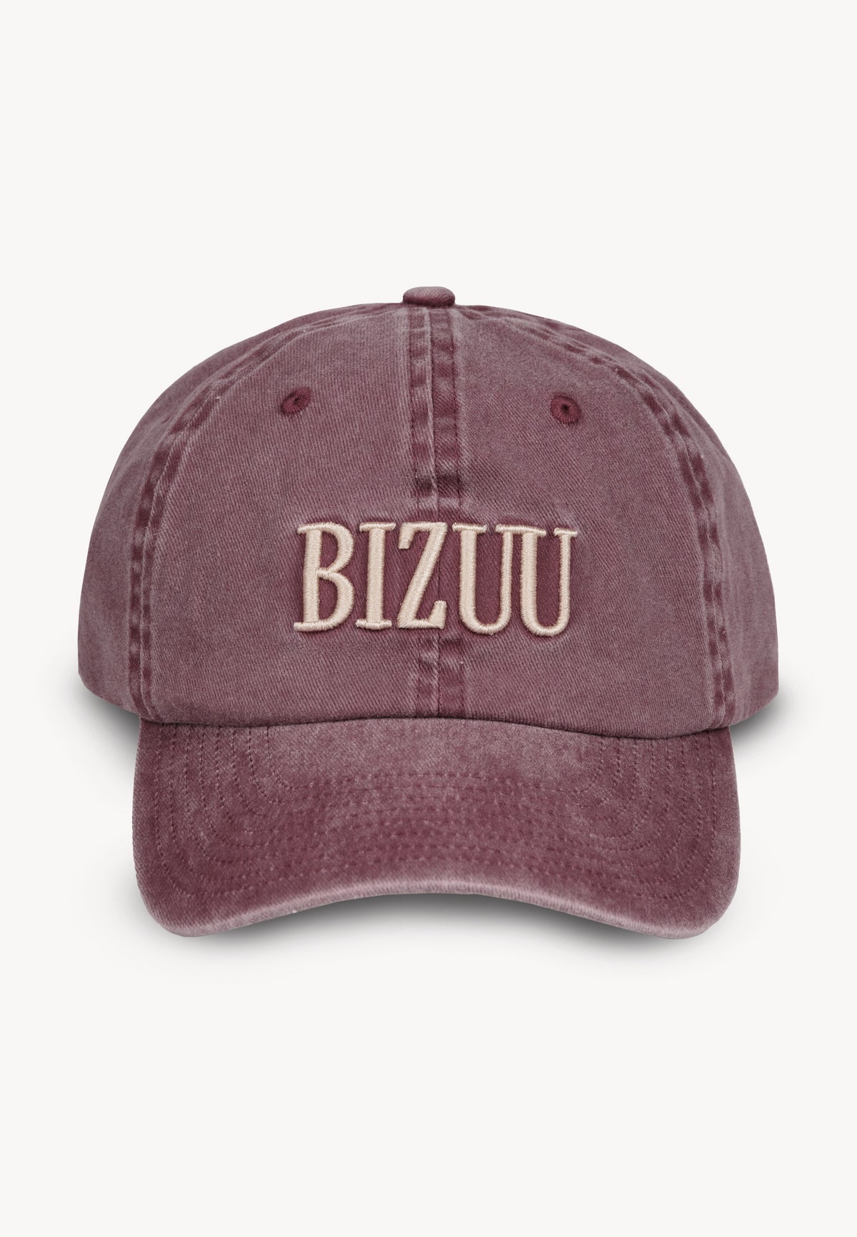 Przód bordowej czapki z daszkiem ZANE z haftowanym logo.